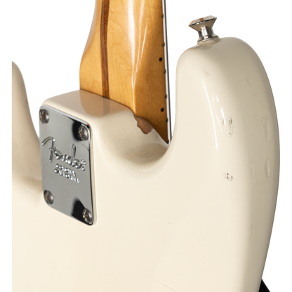 Fender Standard Stratocaster - Maple Fingerboard, Arctic White